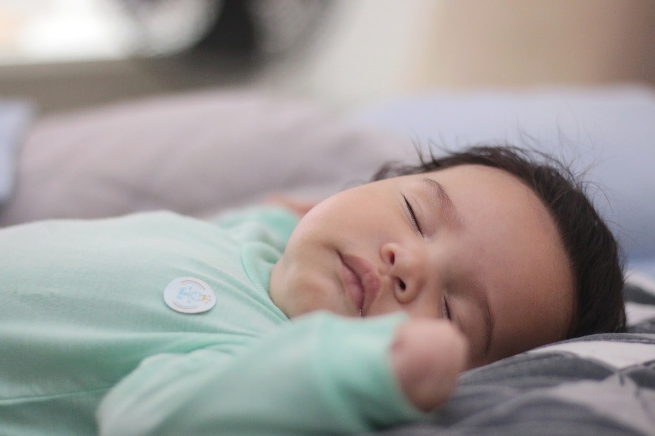 Kiedy dziecko przesypia całą noc? Jak nauczyć niemowlę przesypiać noce i kiedy to nastąpi?