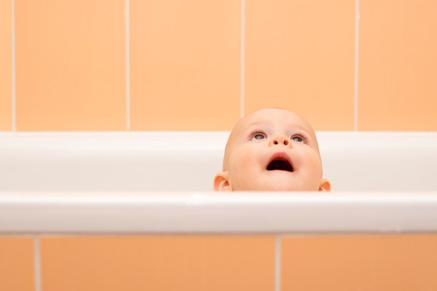 Co ile kąpać niemowlaka, jak często i co ile dni? Podpowiedzi w różnym wieku