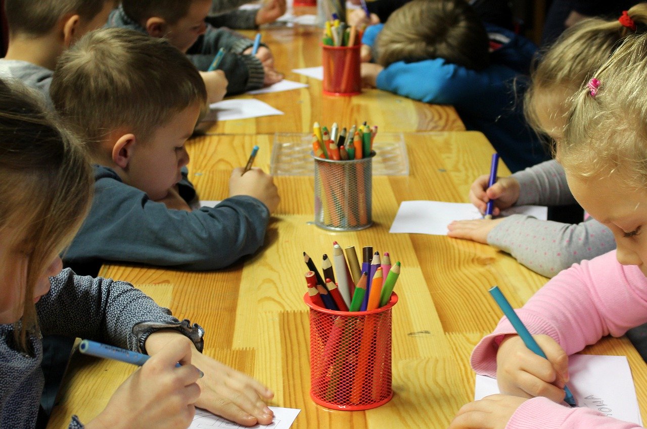 Dobre kredki dla dzieci do kolorowania, rysowania i szkoły: jakie najlepsze i które wybrać?