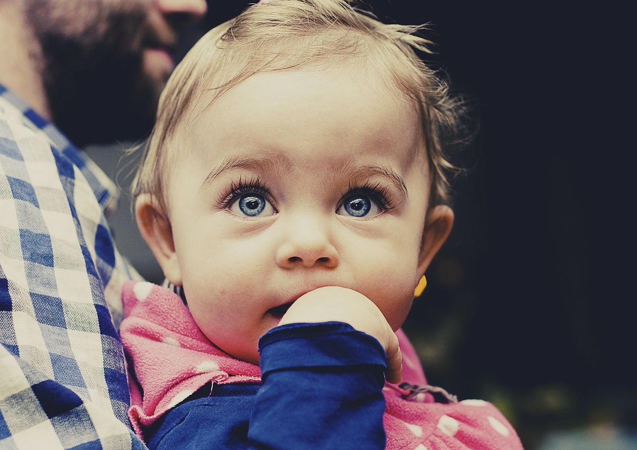 Dziecko mruga oczami: częste mruganie i zaciskanie powiek – o czym świadczy?