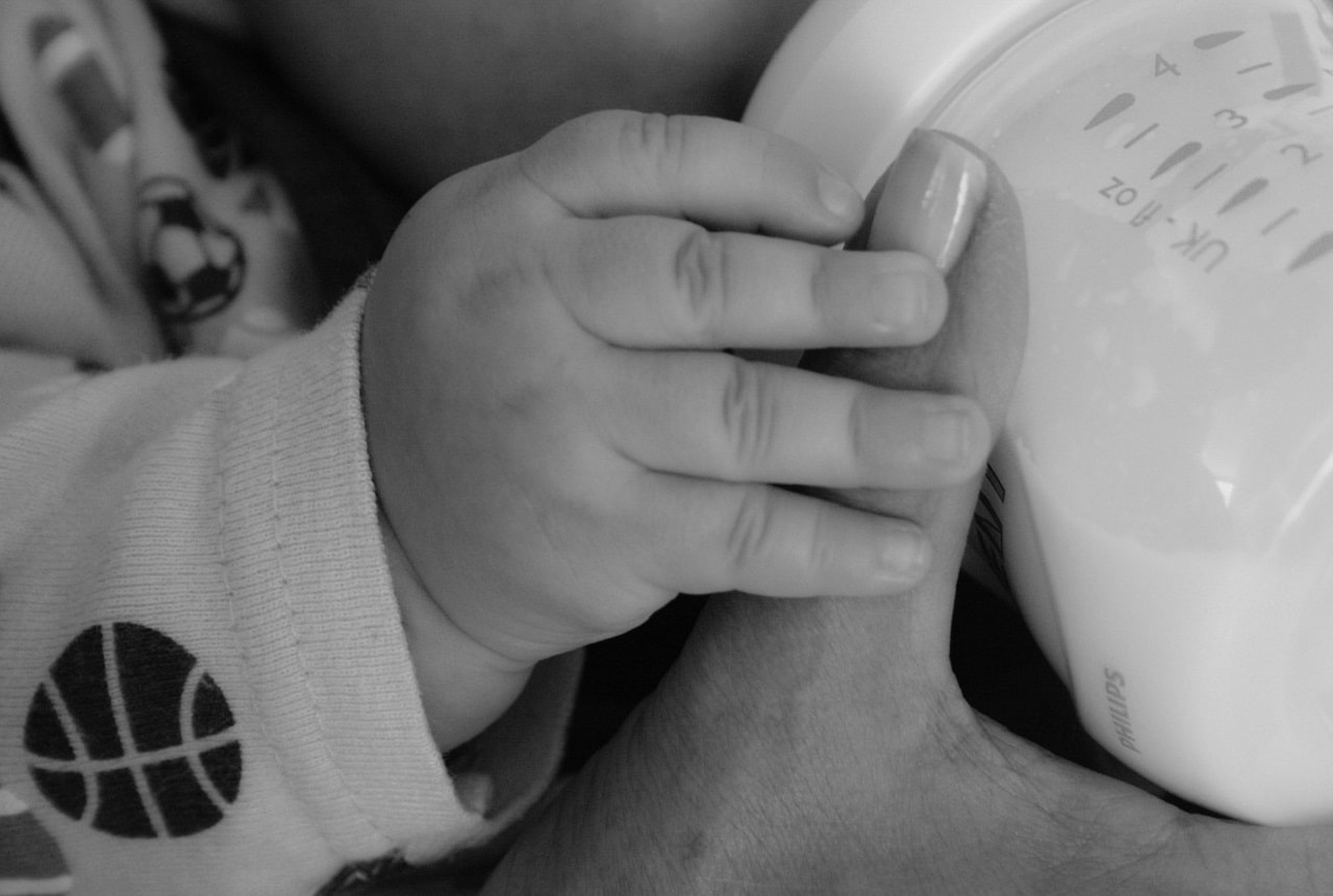 Ile mleka wypija noworodek – ile ml mleka matki, a ile modyfikowanego?