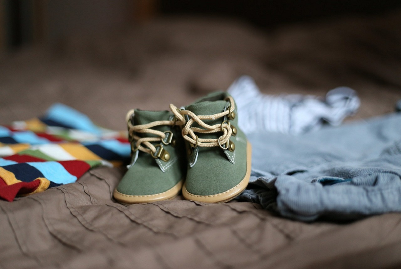 Kiedy pierwsze buty dla dziecka, jakie kupić i jakie powinny być buty dla niemowlaka do nauki chodzenia?