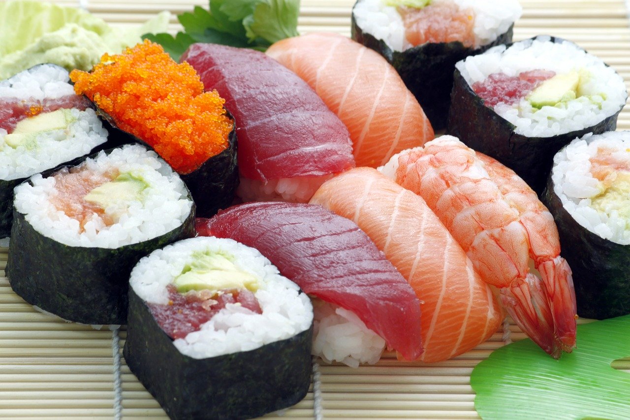 Krewetki, sushi i owoce morza w ciąży i podczas karmienia: czy można je jeść? Co wolno, a czego nie?