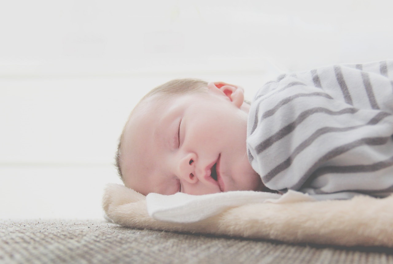 Noworodek i niemowlak nie chce jeść: dlaczego dziecko nie je i śpi? Co robić?