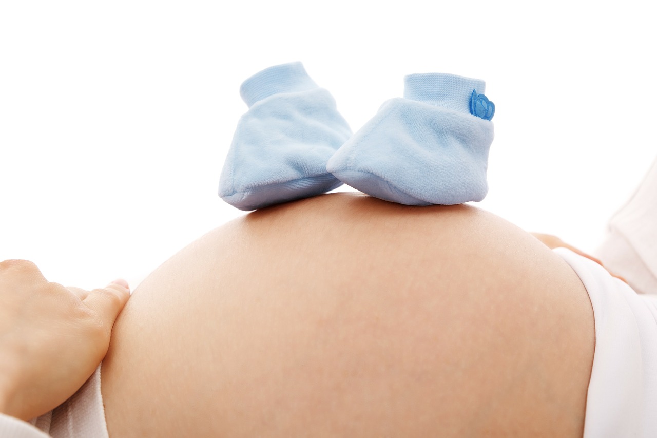 Prezent dla kobiety w ciąży na urodziny lub baby shower – co kupić przyszłej mamie?