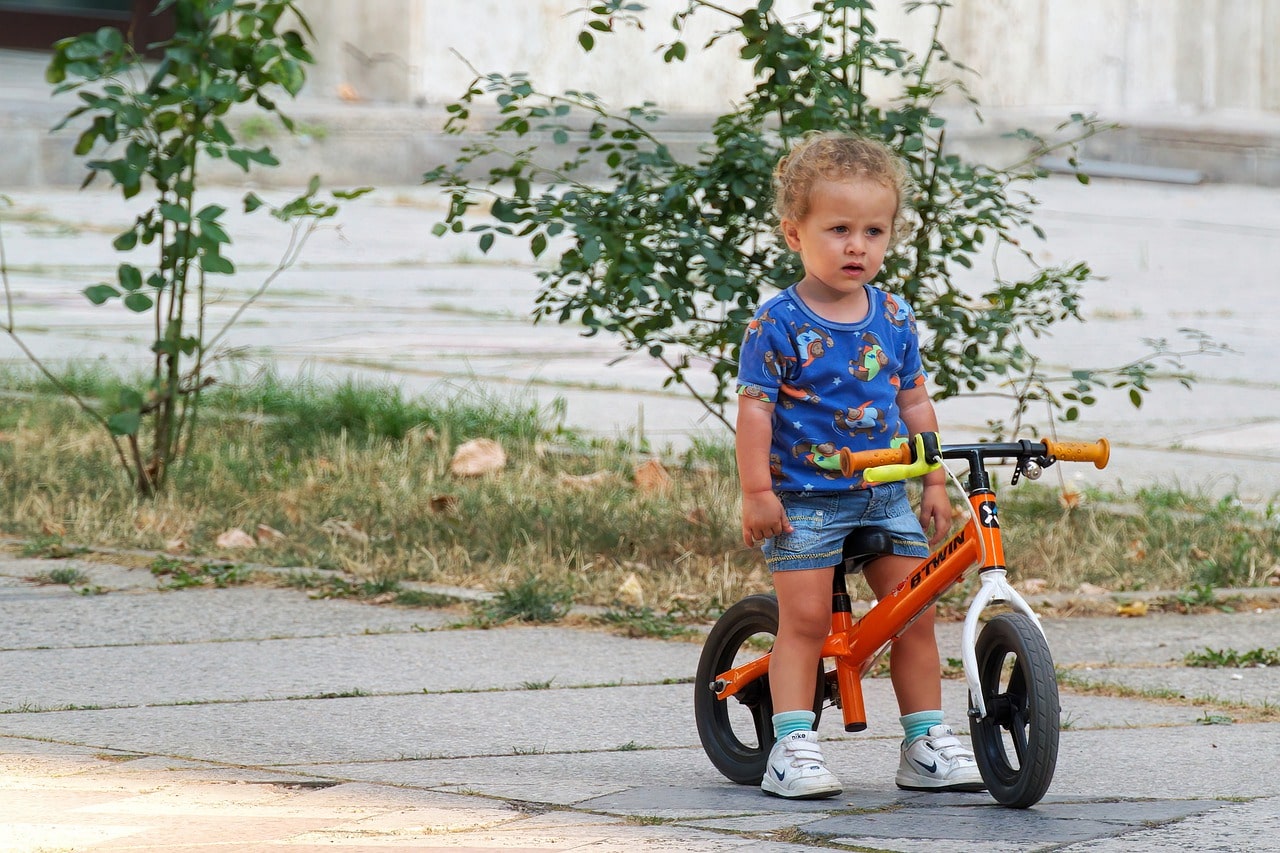 Rowerek dla rocznego dziecka: jaki wybrać dla małego chłopca lub dziewczynki? Propozycje