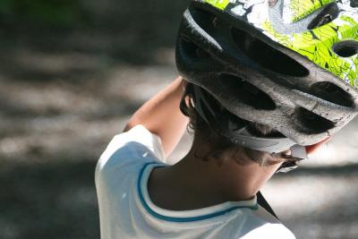 Akcesoria i kask rowerowy dla dzieci – wybieramy wszystko co potrzebne w podróż