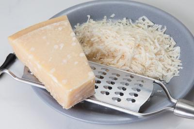 Grana padano, parmezan i ser podpuszczkowy w ciąży - czy można jeść te produkty?