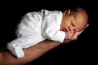 Jak nosić noworodka, trzymać prawidłowo niemowlaka? Złe i dobre  metody
