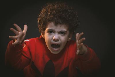 Jak reagować na agresję dziecka autystycznego w szkole, przedszkolu, lub domu? Podpowiedzi