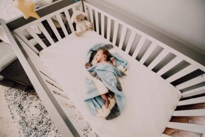Jaki materac do łóżeczka dla niemowlaka? Ranking dobrych produktów i opinie