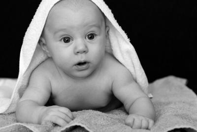 Jaki ręcznik dla noworodka, niemowlaka do kąpieli? Wybieramy najlepszy!
