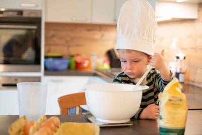 Kitchen helper – pomocnik kuchenny dla dziecka, od kiedy i czy warto?