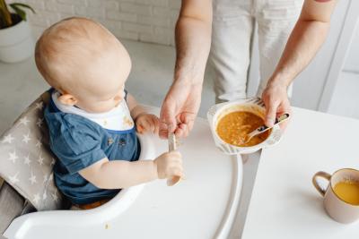 Naczynia dla niemowląt: ranking bezpiecznych pierwszych naczynek dla maluchów - jakie wybierać?