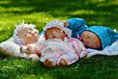 Najpopularniejsze lalki dla dziewczynek na prezent według Zabawki i Wyprawki – jaką wybrać?