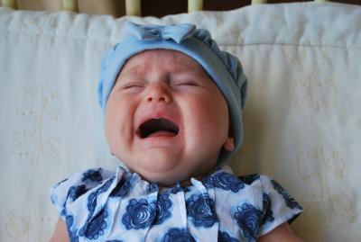 Niespokojny sen niemowlaka - nerwowe ruchy i rzucanie się podczas snu. Co robić?