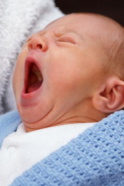Niemowlę śpi z otwartą buzią: dlaczego dziecko tak oddycha i jak pomóc?