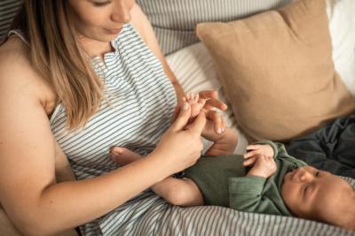 Odparzenia u noworodka i niemowlaka - pod pachami, kolanami lub na szyi. Czym smarować? Domowe sposoby na odparzenia.
