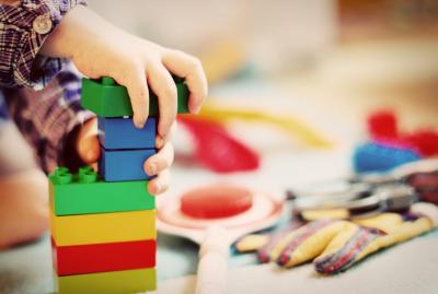 Zabawki dla 9 i 10 miesięcznego dziecka: jakie interaktywne i edukacyjne propozycje wybrać? Poznaj 5 naszych propozyzcji!