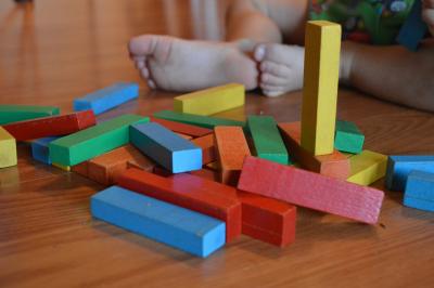 Drewniane zabawki dla dzieci: dziewczynki i chłopca (niemowlaka, na roczek lub 2,3,5 latka) – zbiór inspiracji