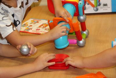 Zabawy i zabawki manipulacyjne: przykłady dla dzieci, produkty i porady