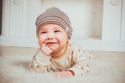 Ząbkowanie u niemowląt - objawy, jak pomóc małemu szkrabowi kiedy ząbkuje