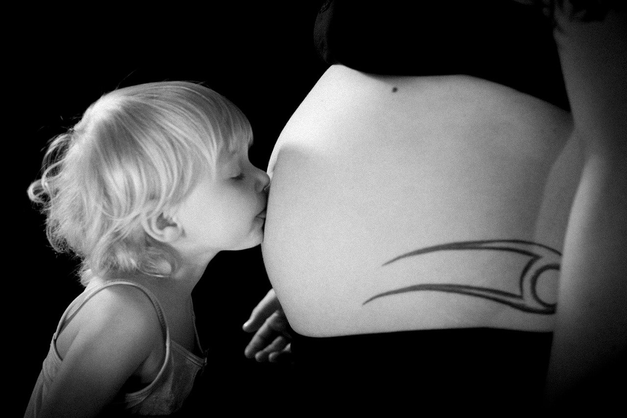 Tatuaż w ciąży i podczas karmienia piersią: czy można? Jakie są przeciwwskazania?