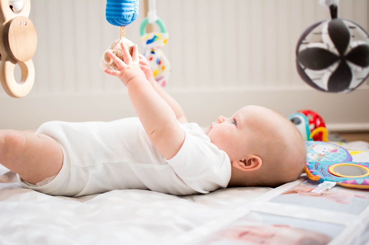 Zabawki dla 5 miesięcznego dziecka: jakie warto zaproponować? Ranking topowych prezentów