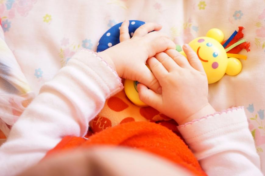 Zabawki dla 2 miesiecznego dziecka: jakie wybierać dla niemowląt w tym wieku? Pomysły i inspiracje