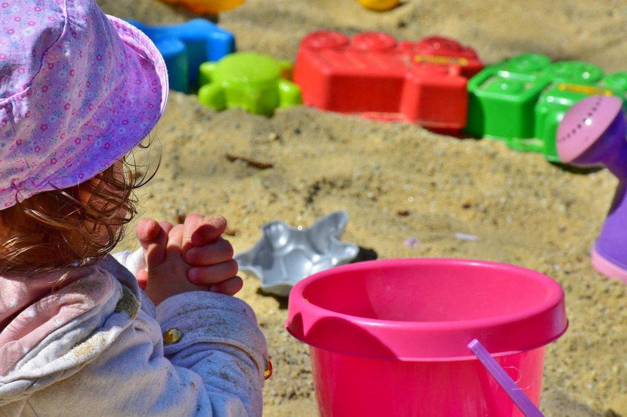 Zabawki do piasku i piaskownicy dla chłopca i dziewczynki: najlepsze propozycje Zabawki i Wyprawki