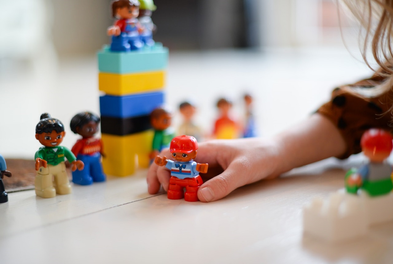 Zabawki edukacyjne dla dzieci 2 – 3 lata: przegląd ciekawych propozycji na 24 – 36 miesięcy