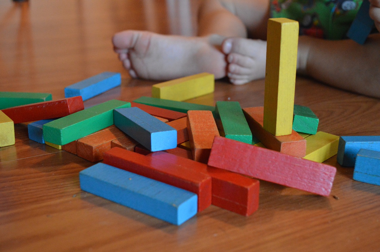 Drewniane zabawki dla dzieci: dziewczynki i chłopca (niemowlaka, na roczek lub 2,3,5 latka) – zbiór inspiracji