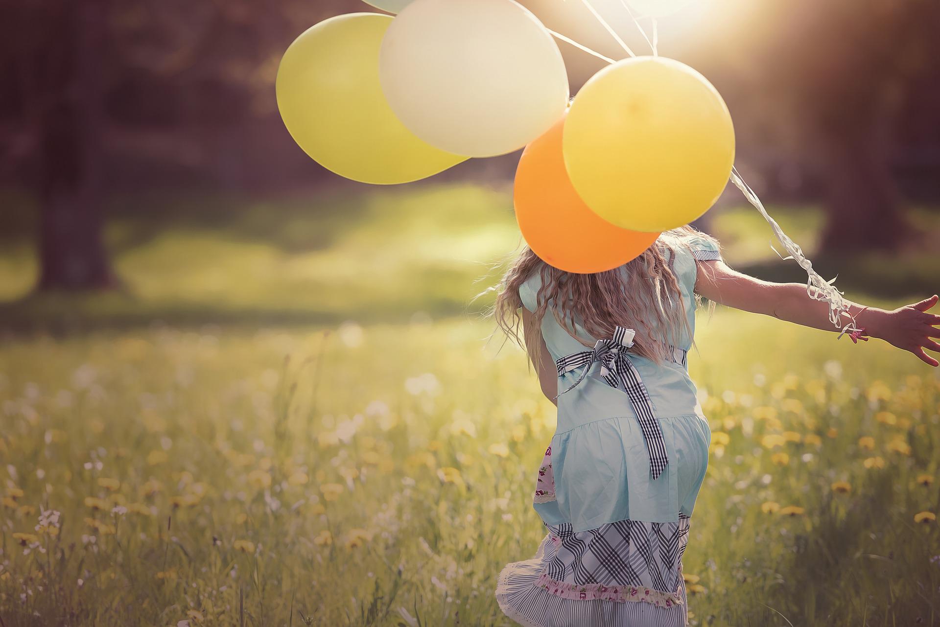 Zabawy z balonem dla dzieci w domu i przedszkolu - jakie ruchowe rozrywki się sprawdzają?