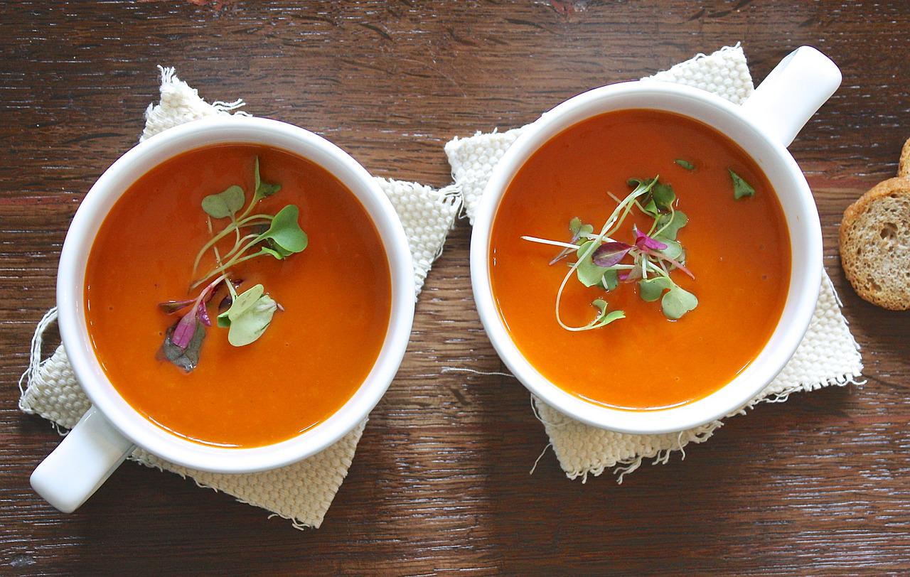 Zupka chińska, szczawiowa, rosół i inne zupy w ciąży - czy można je spożywać?