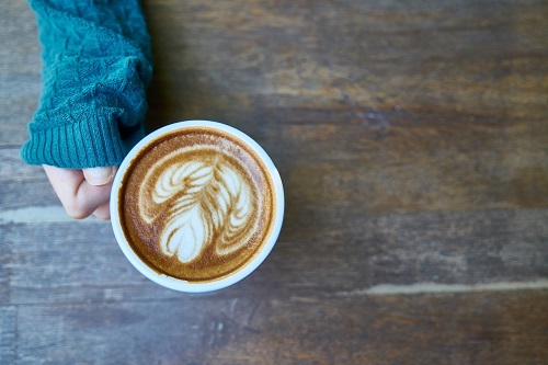 Kawa zbożowa a karmienie piersią – dlaczego warto ją pić w trakcie laktacji?