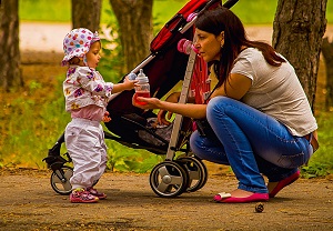 Kiedy kupić wózek dla dziecka? Czy można przed porodem i jaki wybrać?