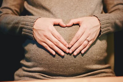 Kiedy powiedzieć partnerowi, rodzinie, pracodawcy o ciąży? Jak to zrobić i w którym tygodniu