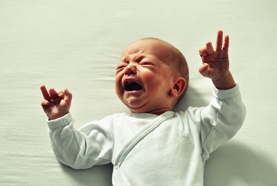 Nagły płacz niemowlaka - jak zaradzić?