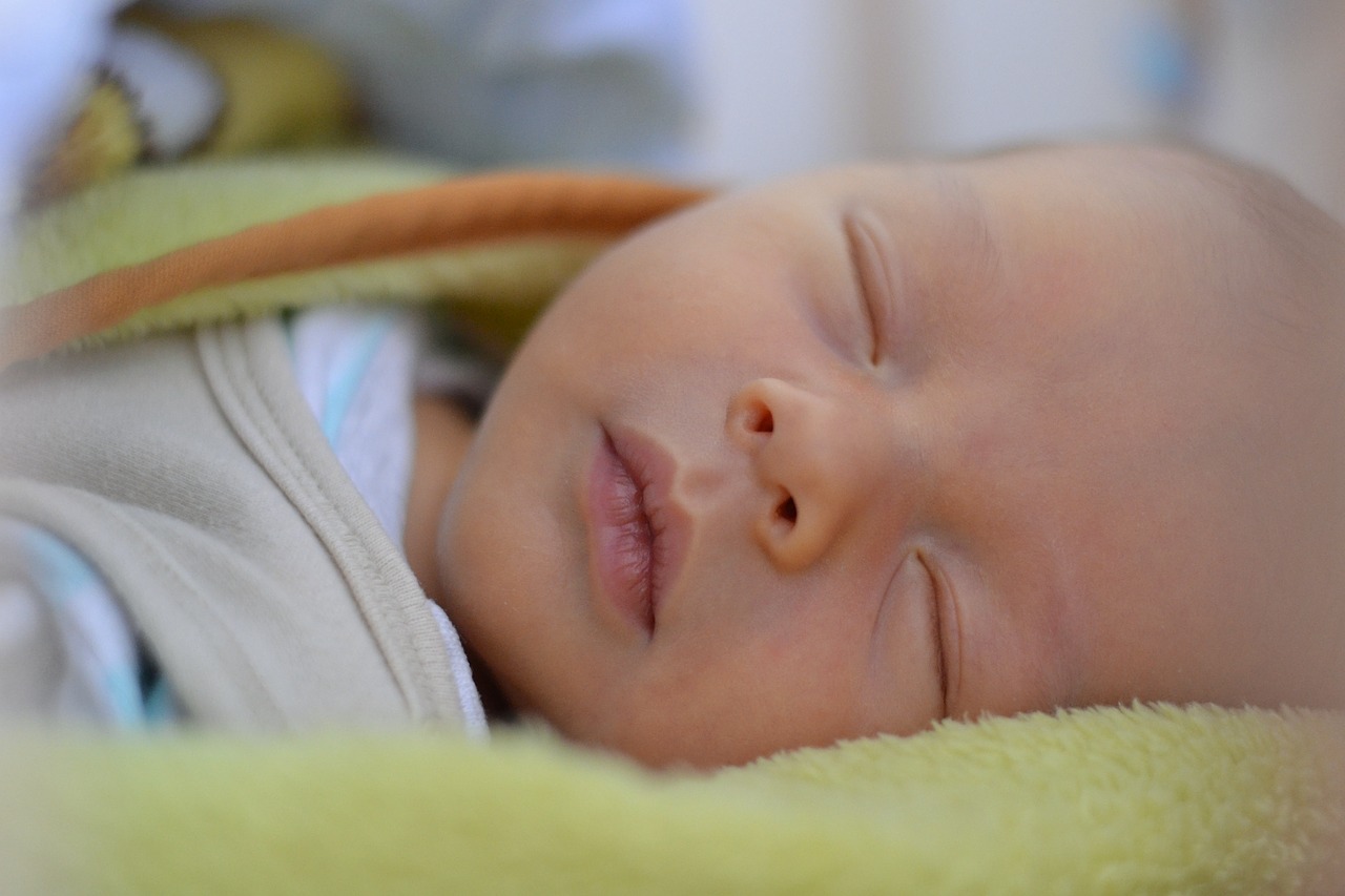 Otulacz czy rożek dla noworodka? Opinie i porady praktyków – jak wybierać?